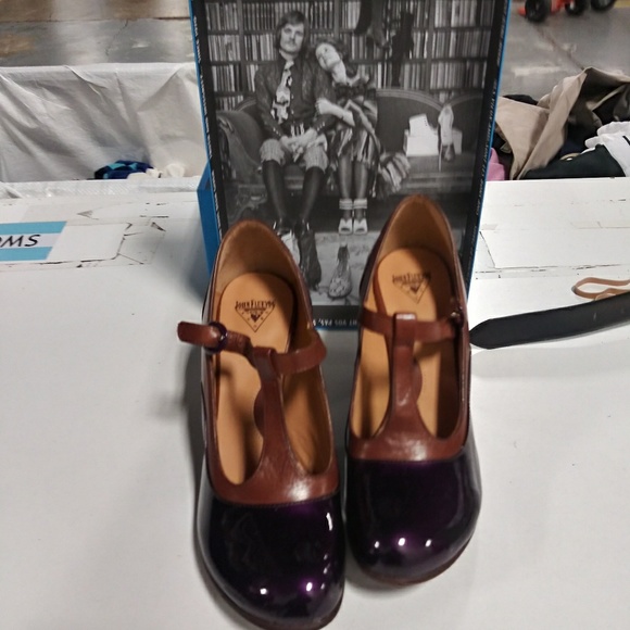 JOHN FLUEVOG BELLEVUE T-STRAP - Picture 4 of 8